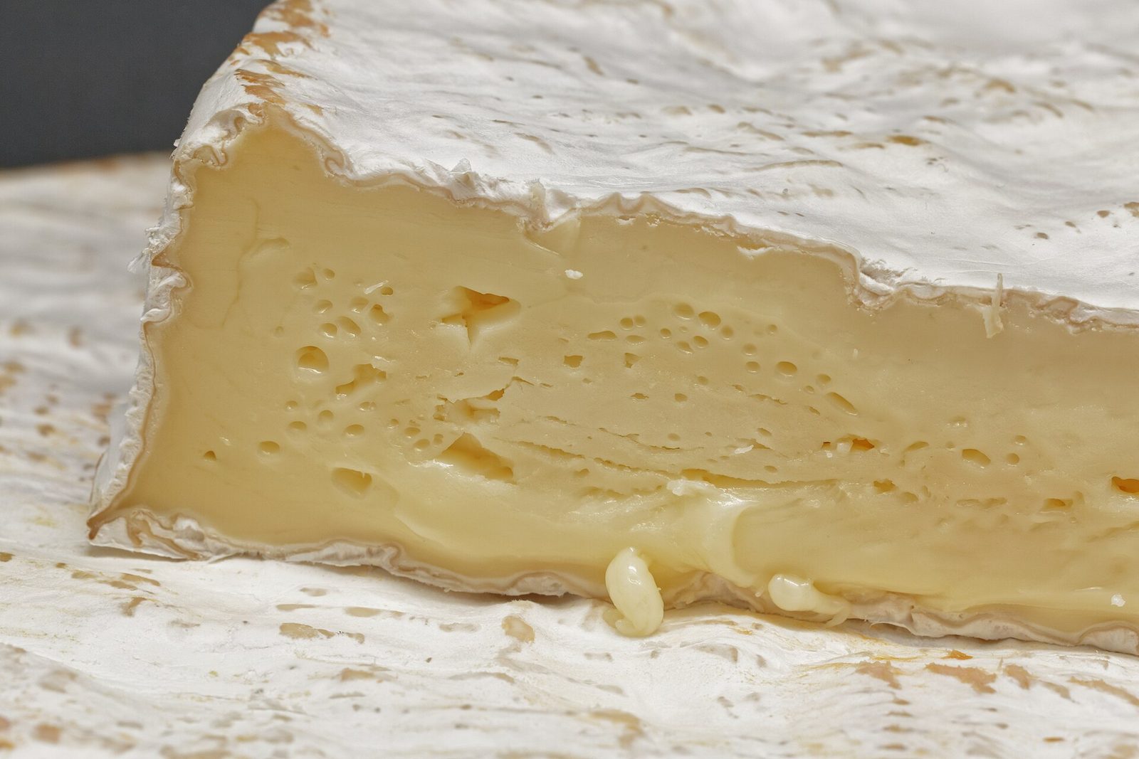 Tranche de Brie avec texture aérée et croûte blanche