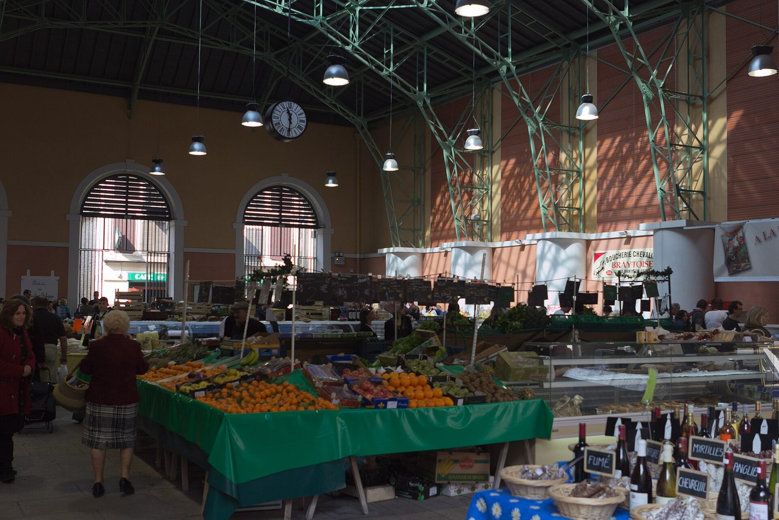 Marché couvert de Provins avec étal de fruits et légumes frais