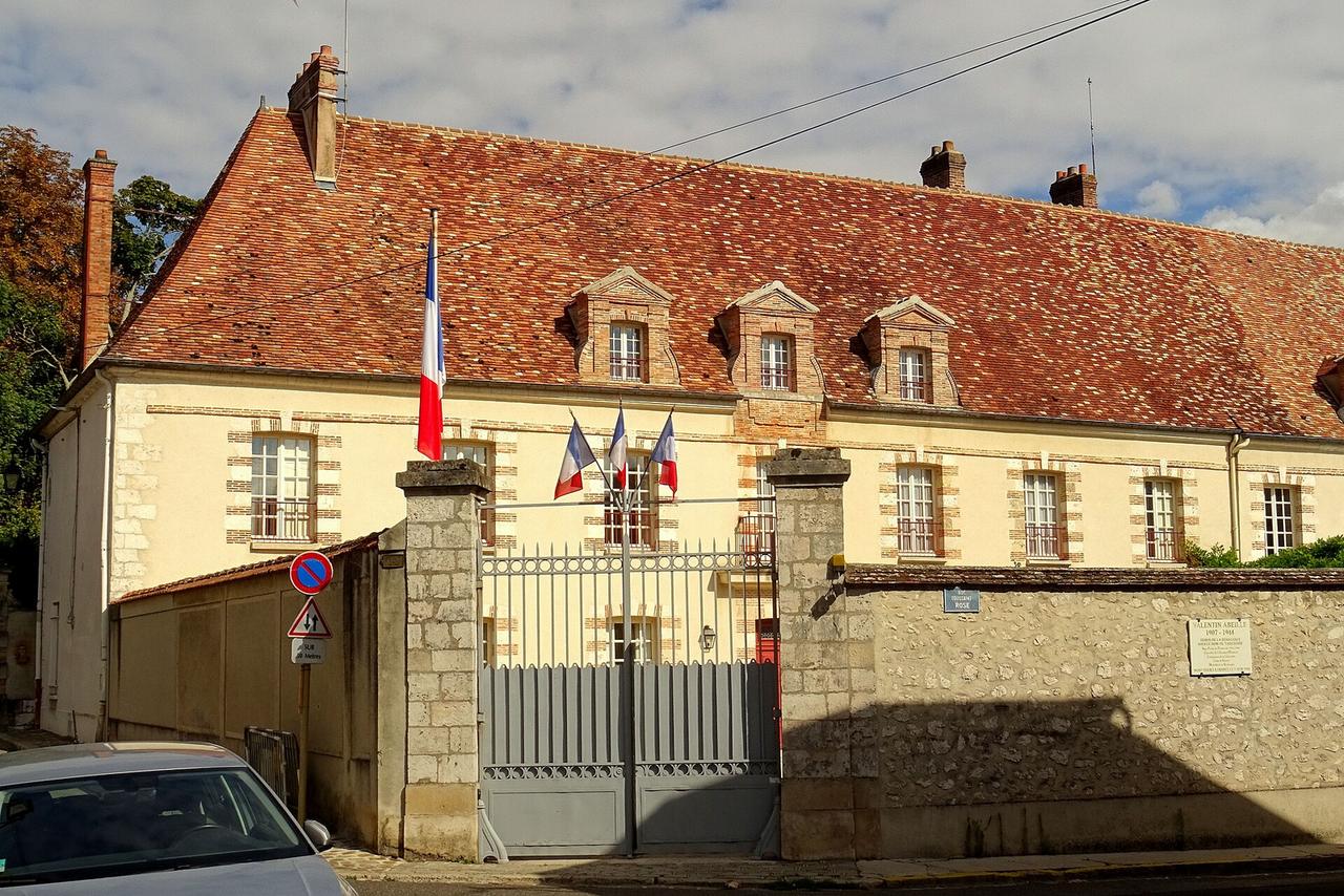 Bâtiment administratif de Provins avec drapeaux français et toit en tuiles