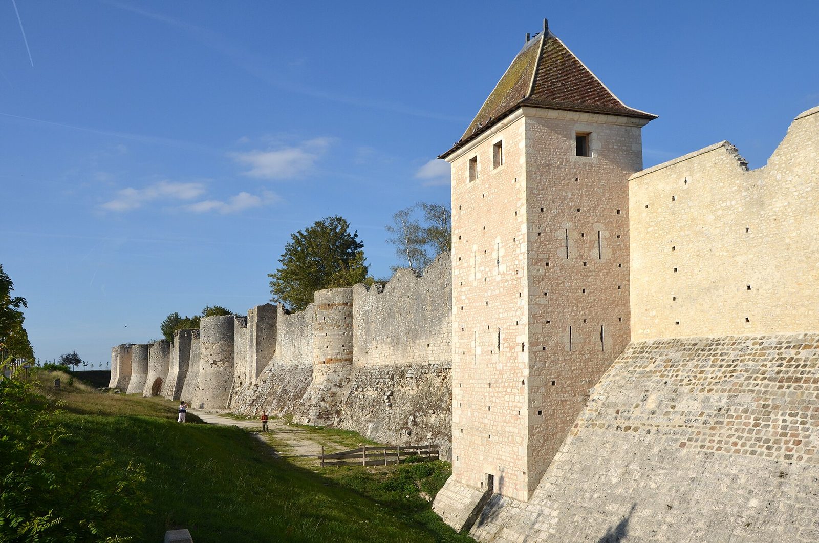 Remparts médiévaux de Provins avec tour et ciel bleu